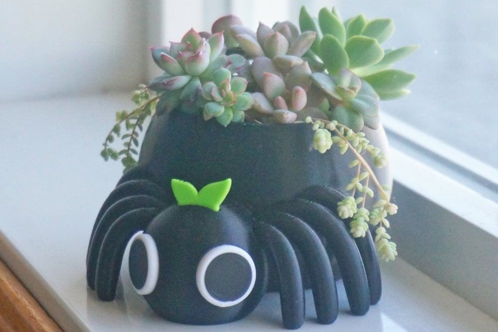 A cute spider planter that can be used as a pen pencil holder