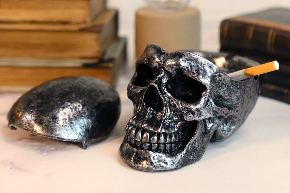 Spooky human skull ashtray with cover for scary Halloween decorations