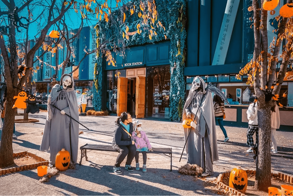 koreans dress up in scary costumes in halloween 