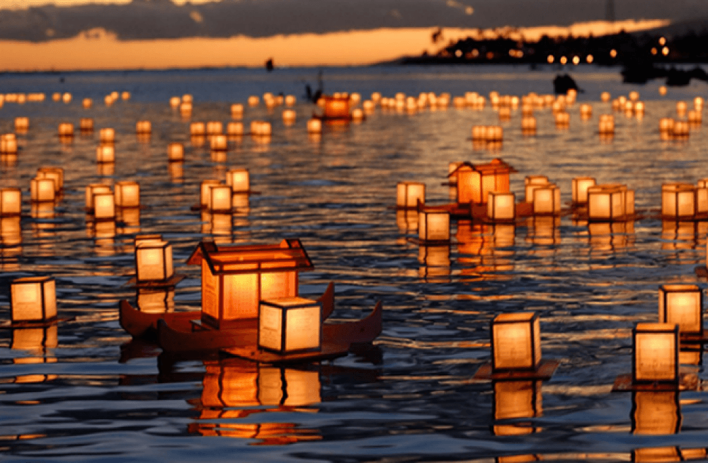 chinese displays lanterns on the lake 
