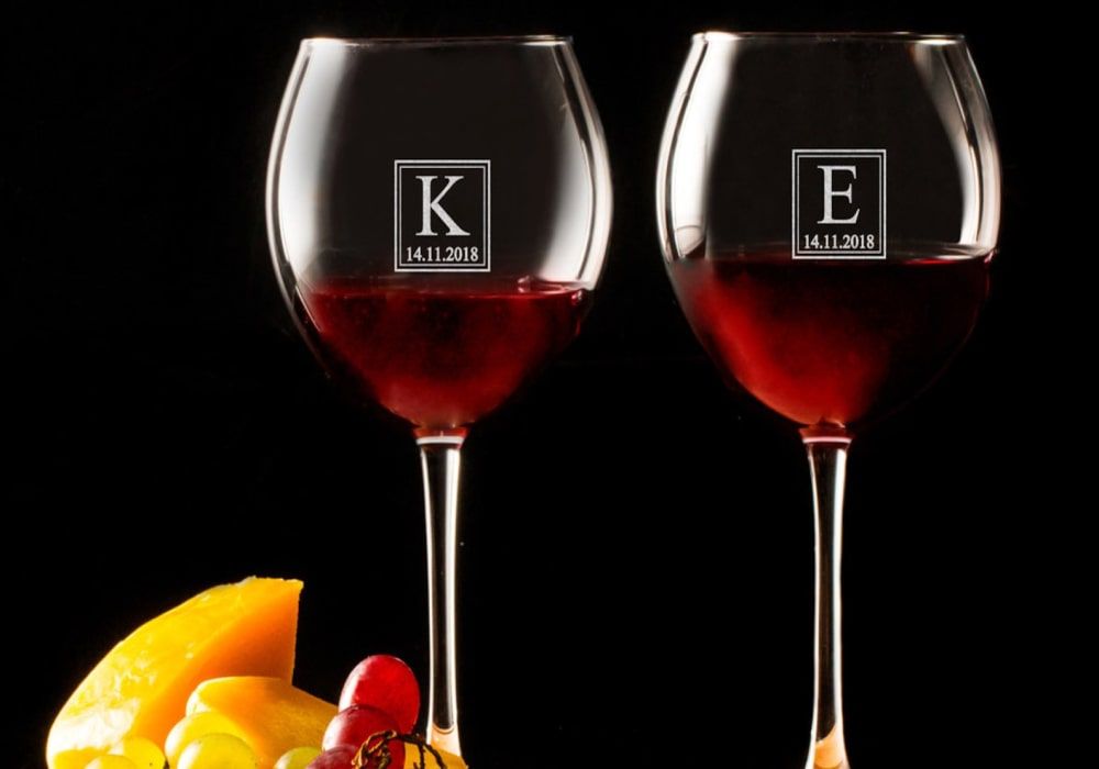 personalized wine glasses that have names on them